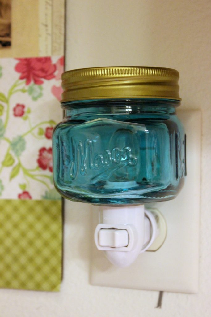 10 things every Mason Jar lover needs. I love these gift ideas for the homesteader or Mason jar addict. I love number one and some great stocking stuffers.