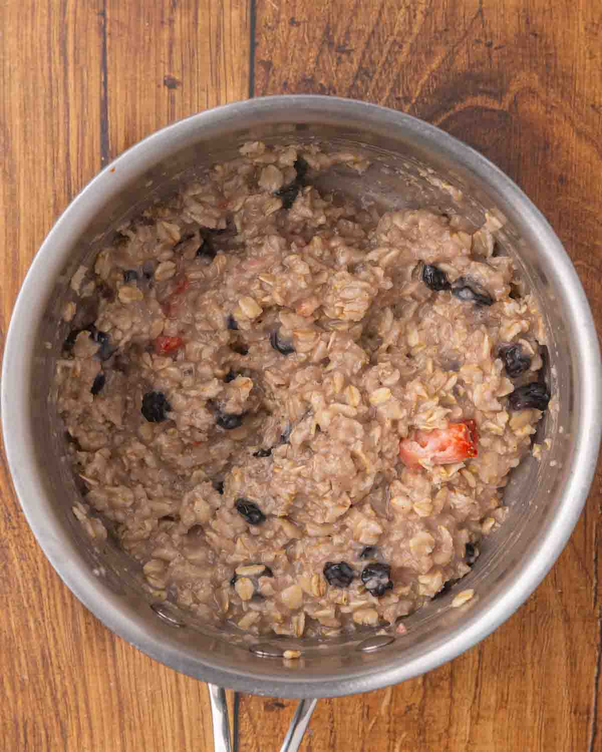 A saucepan full of cooked oatmeal.