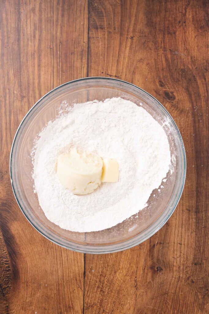 Flour, salt and mashed potatoes in a glass bowl.